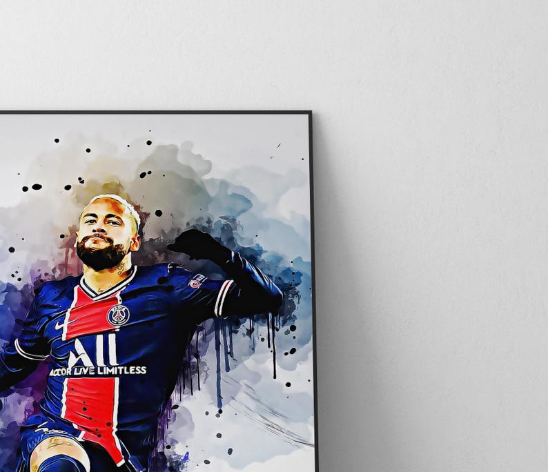 K&ouml;nnte beinhalten: Ein gerahmter Druck im Aquarellstil mit einem Fu&szlig;ballspieler in einem blau-rot-wei&szlig;en Trikot. Das Trikot tr&auml;gt das Wort "ALL" und den Text "ACCOR LIVE LIMITLESS". Der Hintergrund hat blaue und gelbe Aquarellspritzer.