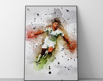 Puede incluir: Una pintura de acuarela de un jugador de fútbol con una camiseta blanca con detalles verdes y negros. El jugador está en el aire, pateando el balón. El fondo es de color gris claro con salpicaduras negras y blancas.