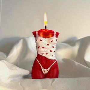 Puede incluir: Un juego de tres tazas de cerámica con un acabado mate moteado. Cada taza presenta un color diferente: azul claro, crema y gris. Las tazas tienen un diseño simple y moderno y un asa cómoda.