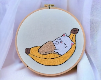 Décoration murale brodée à l'aiguille avec un chat banane endormi | Prêt à expédier | Banane oh-mana !