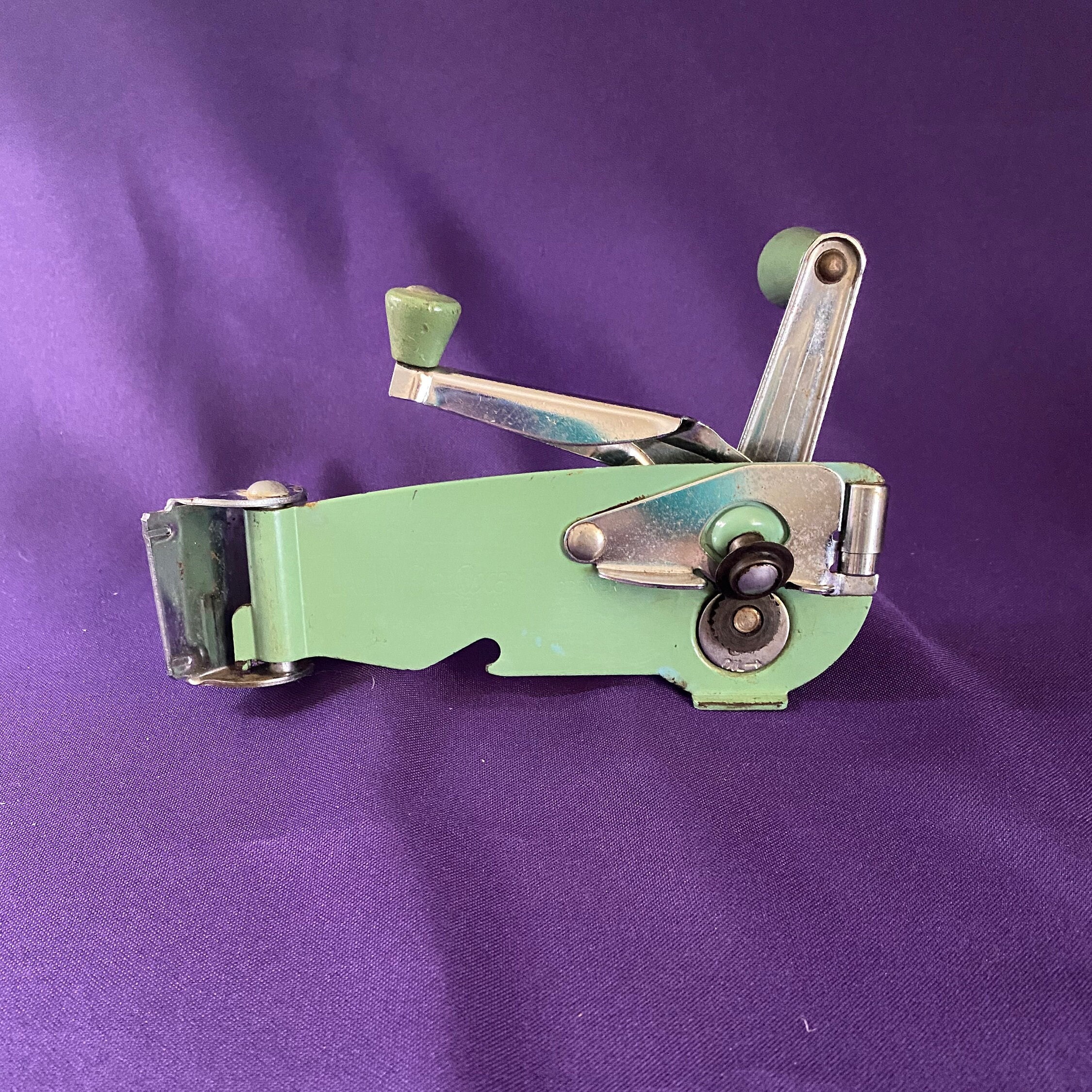 Vintage MCM Dazey 2 in 1 Wall Mount Swing Away Can Opener in Green. 