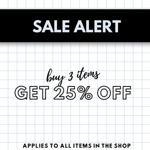 K&ouml;nnte beinhalten: Eine schwarz-wei&szlig;e Grafik auf einem wei&szlig;en und blauen Gitterhintergrund mit dem Text "SALE ALERT" in einem schwarzen Banner oben. Der Text "buy 3 items GET 25% OFF" ist in Schwarz mit wei&szlig;em Umriss. Der Text "APPLIES TO ALL ITEMS IN THE SHOP" ist in Schwarz unten.