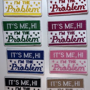 K&ouml;nnte beinhalten: Acht gestickte B&uuml;gelbilder mit wei&szlig;em Text auf verschiedenen farbigen Hintergr&uuml;nden. Der Text lautet "It's Me, Hi I'm The Problem".