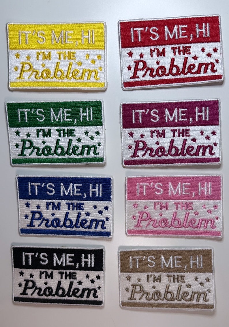 K&ouml;nnte beinhalten: Acht gestickte B&uuml;gelbilder mit wei&szlig;em Text auf verschiedenen farbigen Hintergr&uuml;nden. Der Text lautet "It's Me, Hi I'm The Problem".