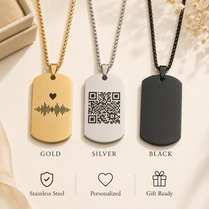 Peut inclure: Trois colliers avec pendentifs de type plaque militaire sur chaînes à maillons carrés, en tons or, argent et noir. Le pendentif doré porte une gravure de cœur et d'onde sonore, l'argenté un code QR, et le noir est vierge. Texte : GOLD, SILVER, BLACK, Stainless Steel, Personalized, Gift Ready.