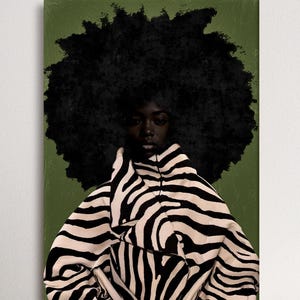 Op de afbeelding: Een canvas print met een portret van een persoon met een grote afro en een zebra-gestreept kledingstuk. De achtergrond is olijfgroen. Het kunstwerk wordt boven een witte fauteuil getoond.