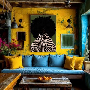 Op de afbeelding: Een levendige woonkamer met een gele muur en een groot schilderij van een persoon met een jas met zebraprint. Blauwe kussens en gele kussens sieren een houten bank. Een houten tafel toont sinaasappels en glazen.
