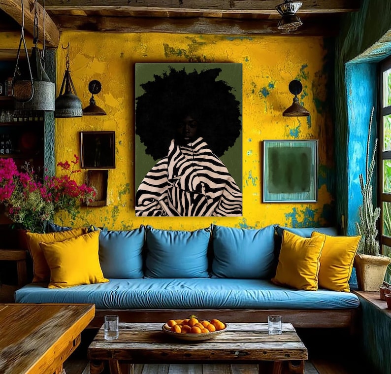 Op de afbeelding: Een levendige woonkamer met een gele muur en een groot schilderij van een persoon met een jas met zebraprint. Blauwe kussens en gele kussens sieren een houten bank. Een houten tafel toont sinaasappels en glazen.