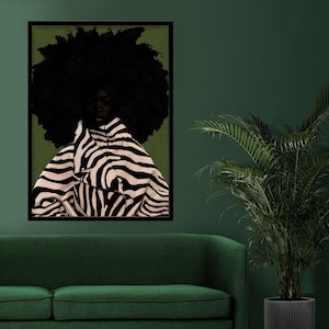 Op de afbeelding: Een ingelijste kunstdruk met een persoon met een grote afro en een jas met zebraprint. Het kunstwerk heeft een donker kleurenpalet met een groene achtergrond en een zwart frame. Het gezicht van de persoon is in de schaduw.