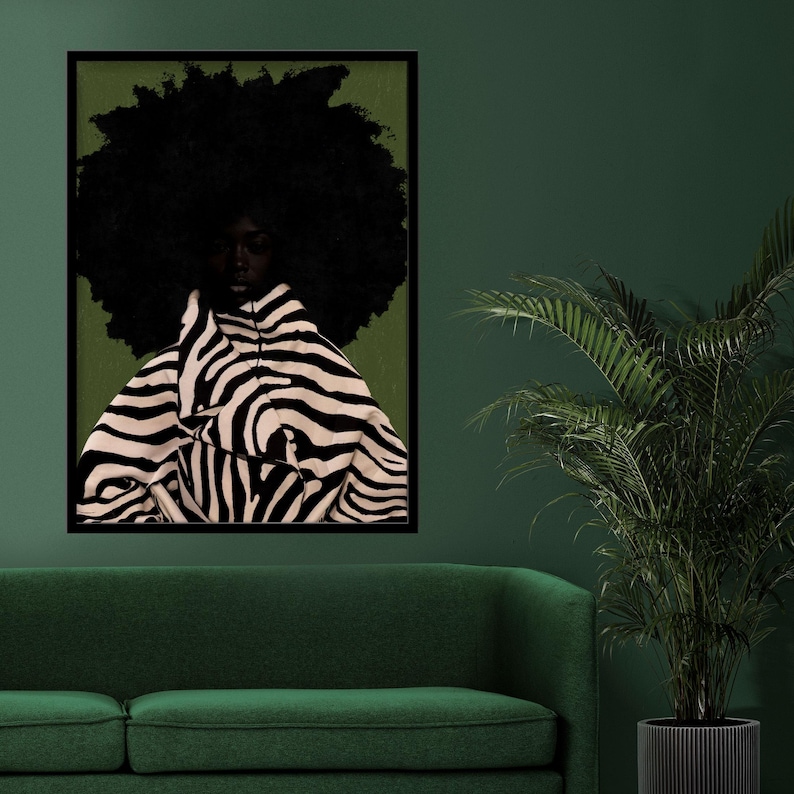 Op de afbeelding: Een ingelijste kunstdruk met een persoon met een grote afro en een jas met zebraprint. Het kunstwerk heeft een donker kleurenpalet met een groene achtergrond en een zwart frame. Het gezicht van de persoon is in de schaduw.