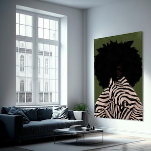 Op de afbeelding: Een grote canvas print met een persoon met een grote afro en een jas met zebraprint. Het kunstwerk staat tegen een groene achtergrond en hangt aan een witte muur in een moderne woonkamer.