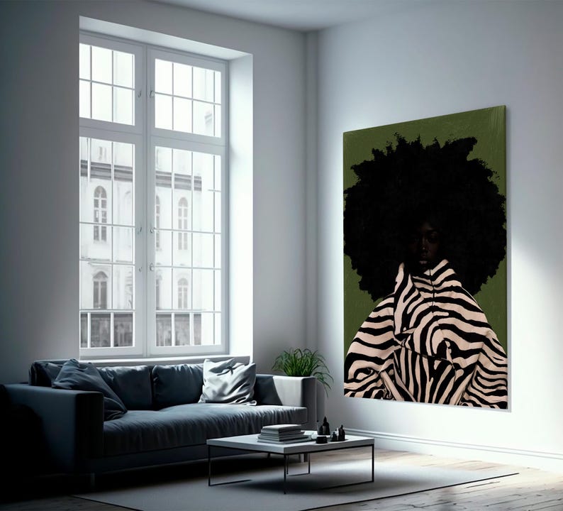Op de afbeelding: Een grote canvas print met een persoon met een grote afro en een jas met zebraprint. Het kunstwerk staat tegen een groene achtergrond en hangt aan een witte muur in een moderne woonkamer.