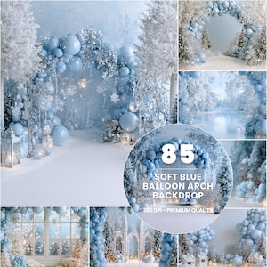 Op de afbeelding: Een digitale achtergrondcollectie met 85 zachtblauwe ballonbogen tegen winterlandschappen met besneeuwde bomen, ijzige bossen en uitzichten door ramen. De tekst 85 SOFT BLUE BALLOON ARCH BACKDROP 300 DPI - PREMIUM QUALITY is zichtbaar.
