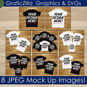 Puede incluir: Ocho im&aacute;genes de maquetas de camisetas sobre un fondo de madera. Las camisetas son blancas y negras con el texto "YOUR DESIGN HERE!" impreso en ellas. El texto est&aacute; en una fuente de escritura a mano.