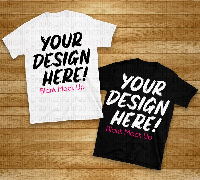 Puede incluir: Dos camisetas en blanco, una blanca y otra negra, con el texto "YOUR DESIGN HERE! Blank Mock Up" impreso en cada una.