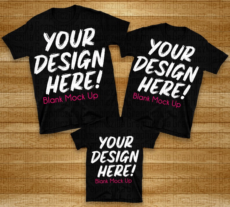 Puede incluir: Tres camisetas negras con el texto "YOUR DESIGN HERE! Blank Mock Up" impreso en blanco en cada camiseta.