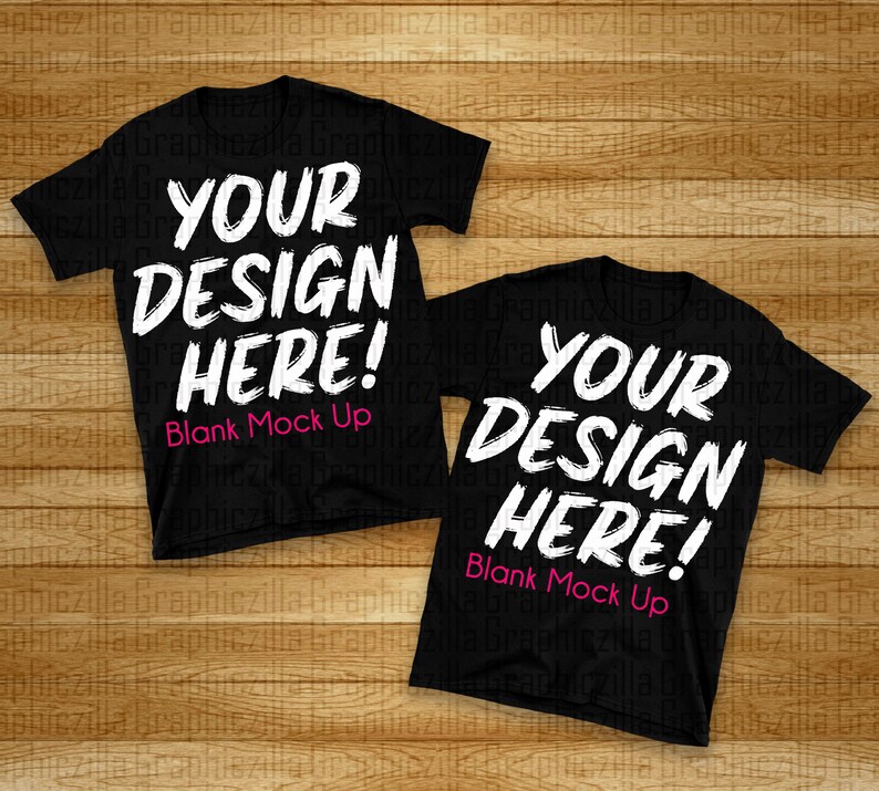 Puede incluir: Dos camisetas negras con el texto "YOUR DESIGN HERE! Blank Mock Up" impreso en blanco en la parte delantera.