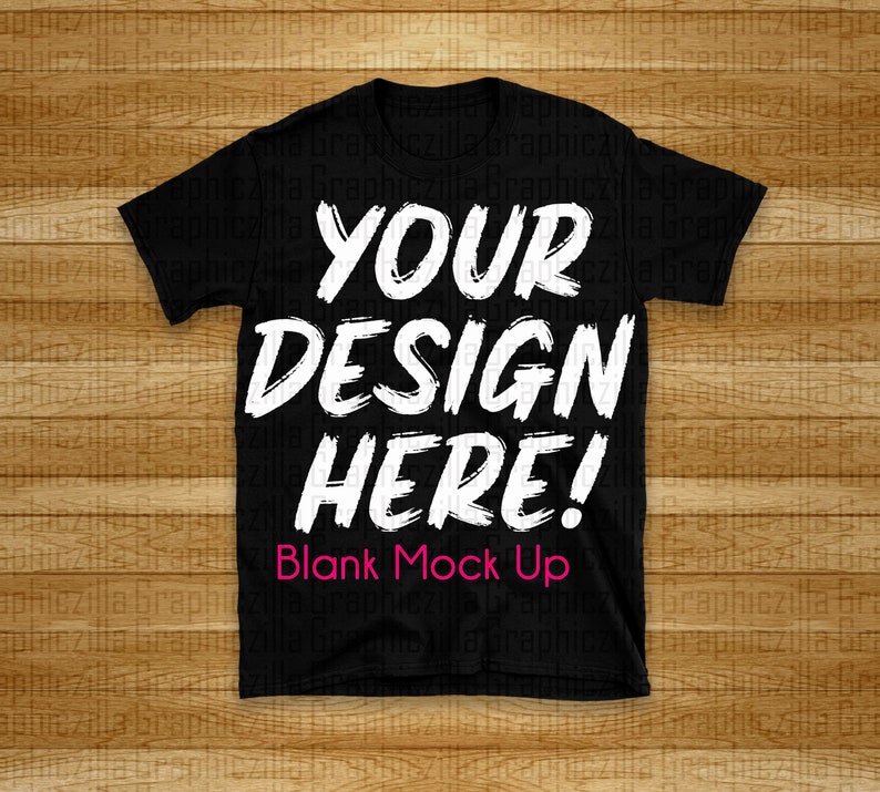 Puede incluir: Camiseta negra con texto blanco que dice "YOUR DESIGN HERE!" y "Blank Mock Up".
