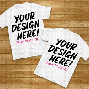 Puede incluir: Dos camisetas blancas con el texto "Your Design Here!" y "Blank Mock Up" sobre un fondo de madera.