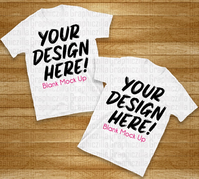 Puede incluir: Dos camisetas blancas con el texto "Your Design Here!" y "Blank Mock Up" sobre un fondo de madera.