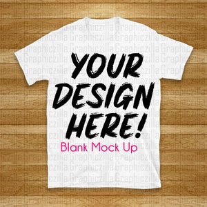 Puede incluir: Maqueta de camiseta blanca con el texto "YOUR DESIGN HERE!" y "Blank Mock Up" impreso en la parte delantera.