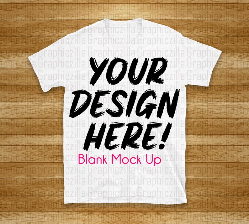 Puede incluir: Maqueta de camiseta blanca con el texto "YOUR DESIGN HERE!" y "Blank Mock Up" impreso en la parte delantera.