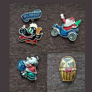 Set van 4 badges stripfiguren, Sovjet cartoon badges, Sovjet vintage badge, Vintage badge, Santa Claus, Nu pogodi, Konijn