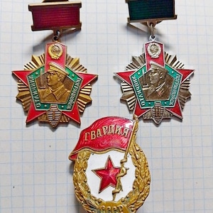USSR Army Badges: &quot;Excellent Border Troops 1st, 2nd Class&quot; and &quot;Gvardiya&quot;