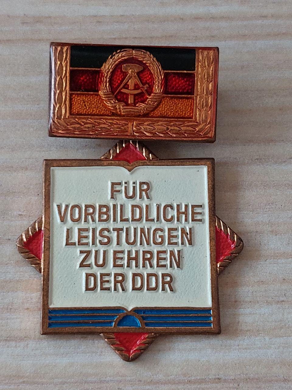 東ドイツ – 名誉バッジ「東ドイツへの奉仕における模範的な功績に対し