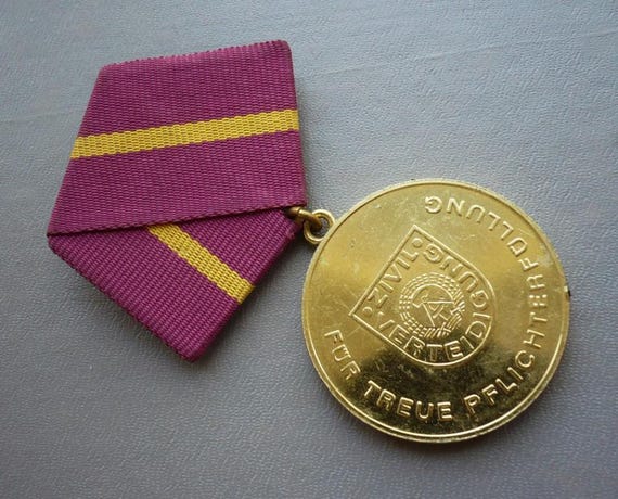 ドイツ 東ドイツ民間防衛勲章 – 最高位、30年間の勤続 - Etsy 日本