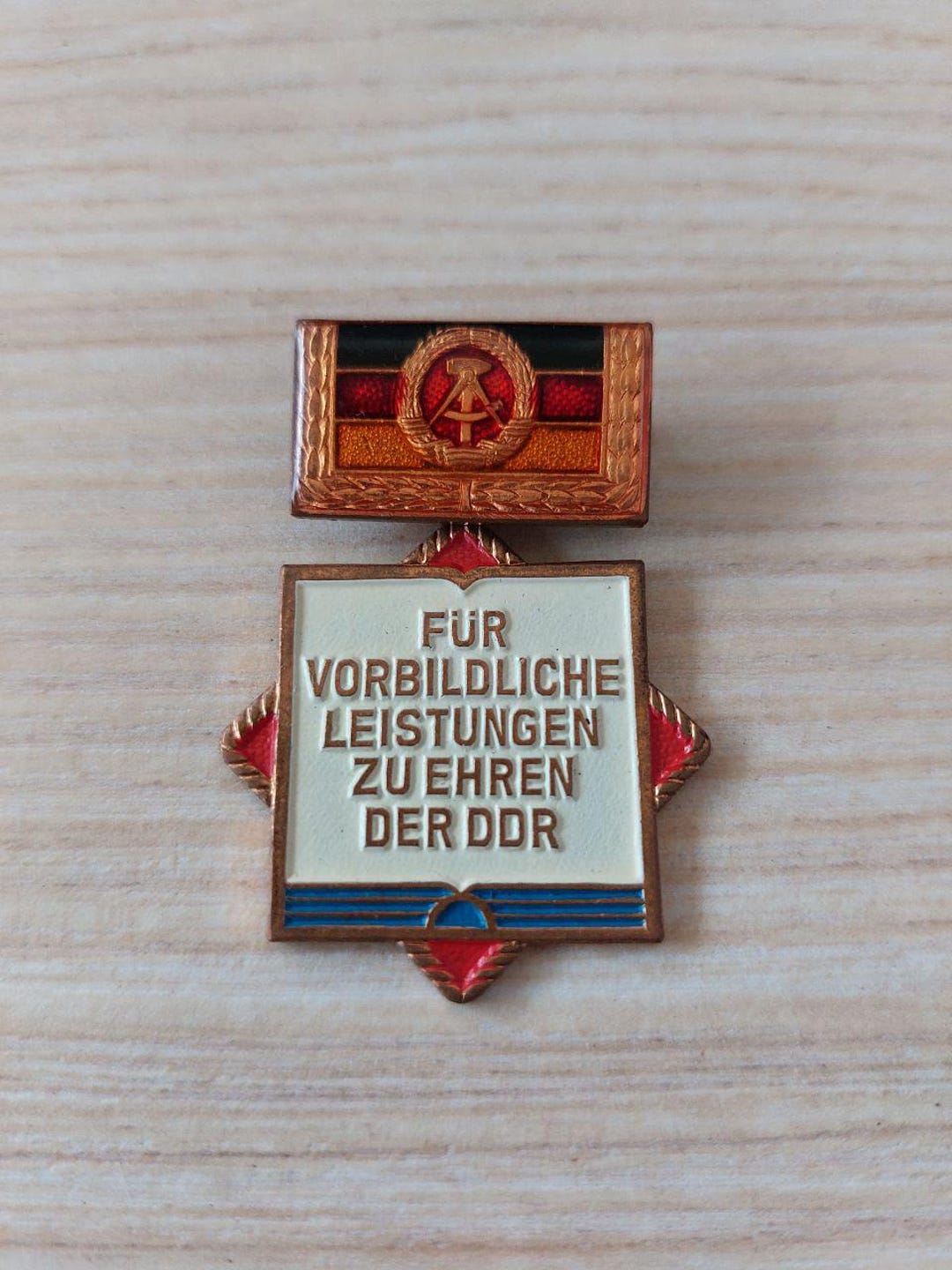 東ドイツ – 名誉バッジ「東ドイツへの奉仕における模範的な功績に対し