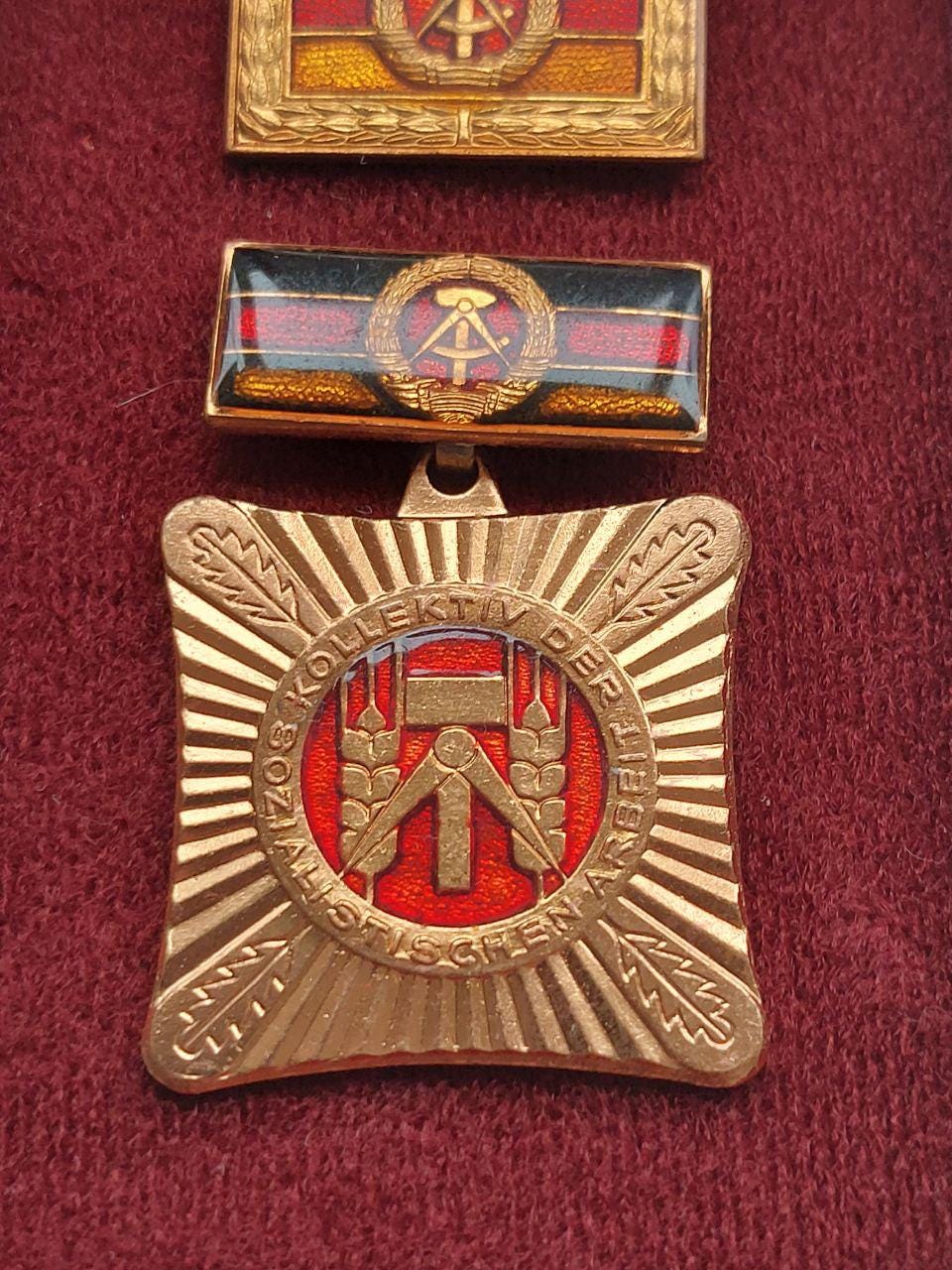 Insigne de la RDA - Berlin, capitale de l'Allemagne, objets de collection est-allemands - France Insigne de la RDA - Berlin, capitale de l'Allemagne, objets de collection est-allemands - France