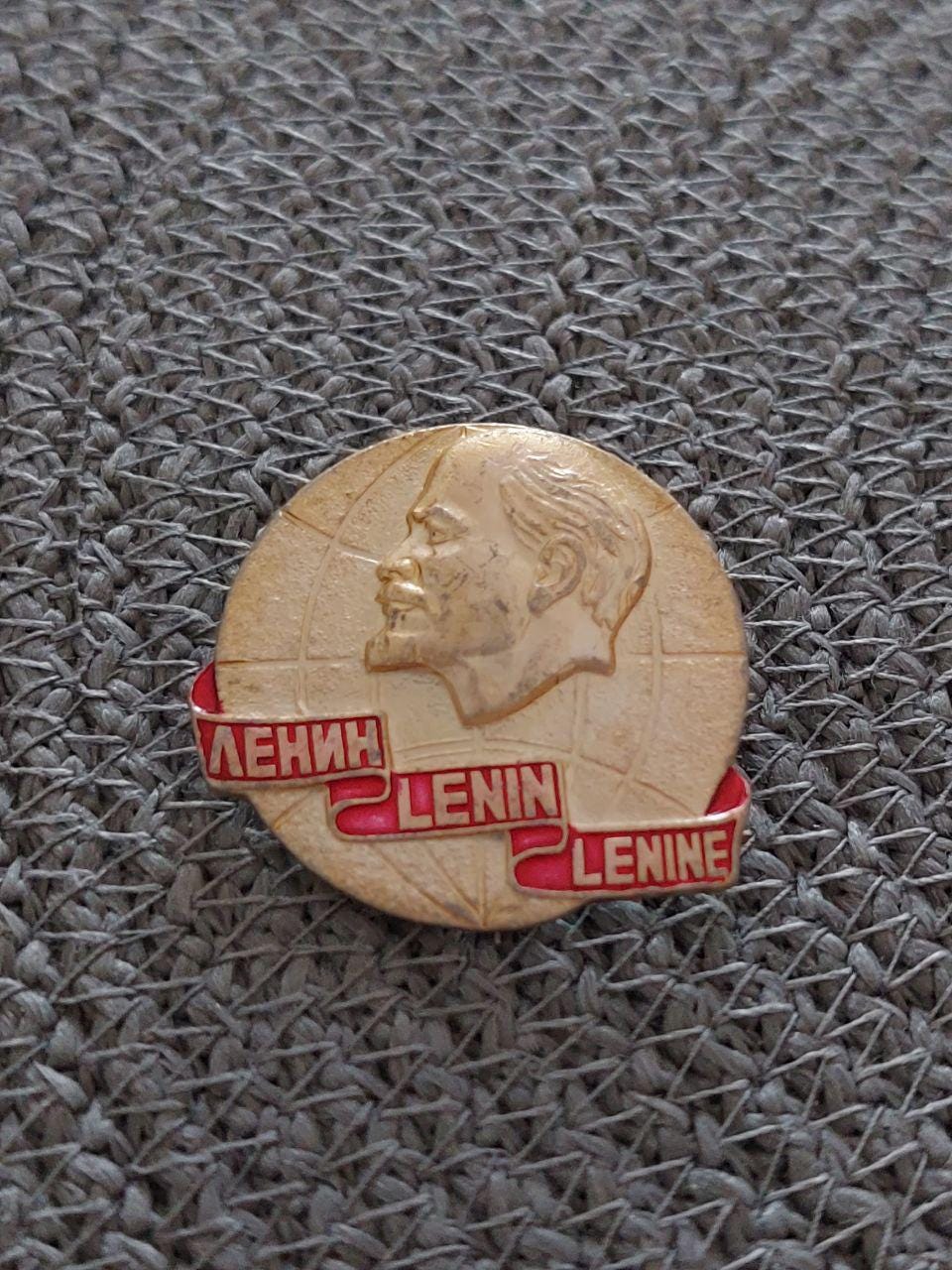 1970年代のヴィンテージ、レーニンの横顔が描かれたソ連のバッジ