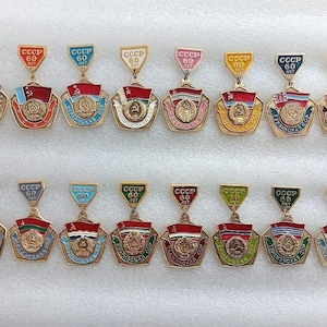 Rare Set of USSR Badges: &quot;Coats of Arms and Flags of the USSR&quot; in the original packaging. Excellent collector&#39;s item
