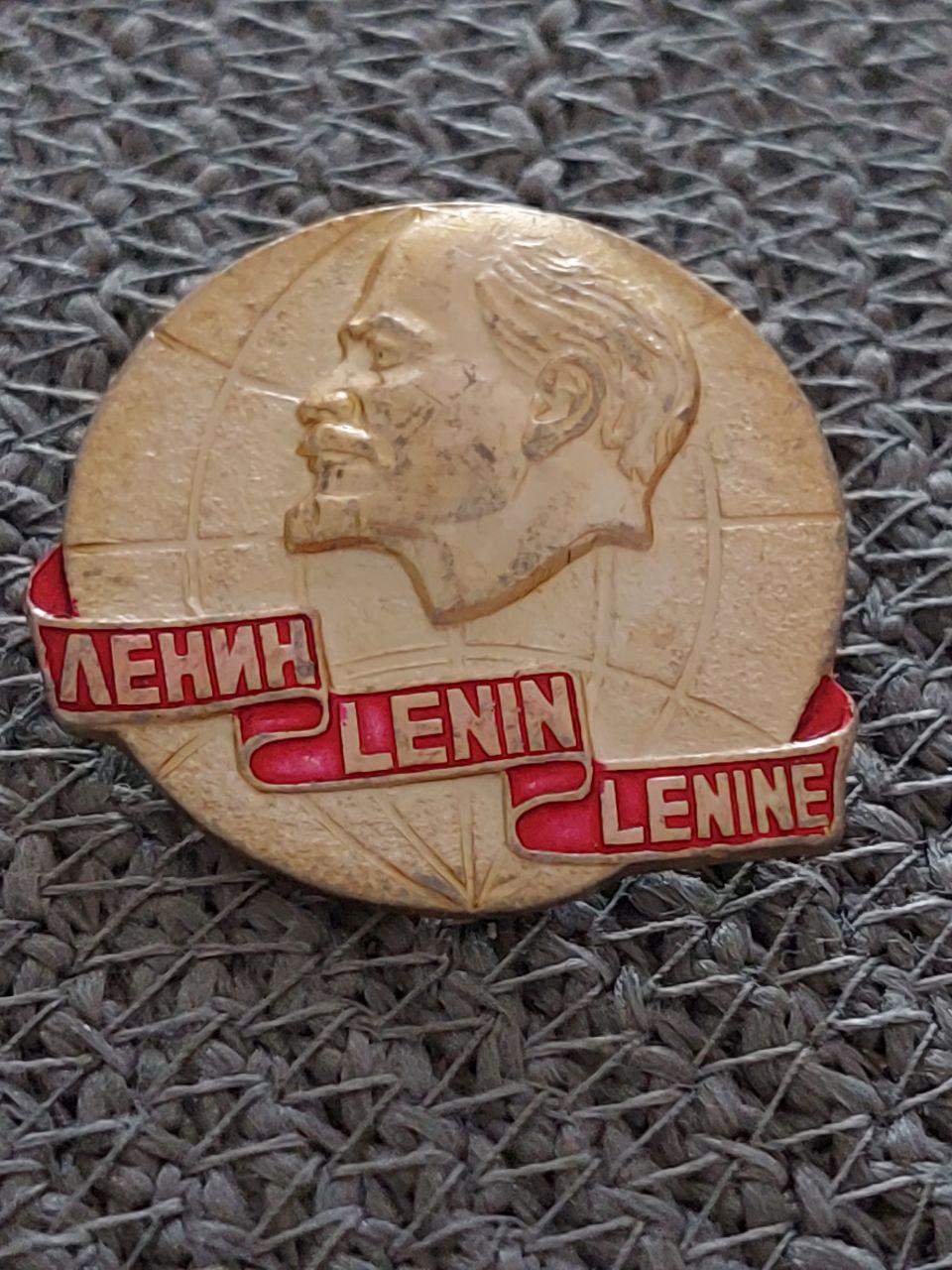1970年代のヴィンテージ、レーニンの横顔が描かれたソ連のバッジ