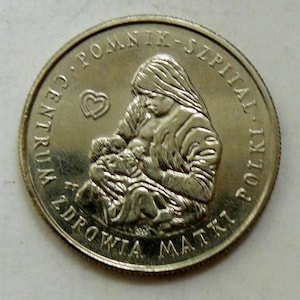 Puede incluir: Moneda de plata con una madre y un niño, con el texto "CENTRUM ZDROWIA MATKI POLKI" y "POMNIK-SZPITAL" alrededor del borde. También hay un símbolo de corazón. La moneda tiene un diseño en relieve detallado.