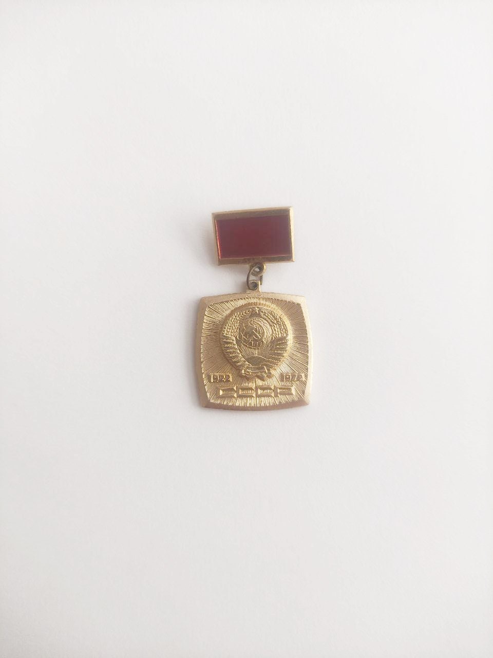 Pin's URSS – Médaille Anniversaire 50 Ans De L'Union Soviétique, Badge A087