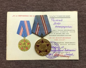Medalla soviética &quot;50 años de las Fuerzas Armadas de la URSS&quot; con el documento original de presentación