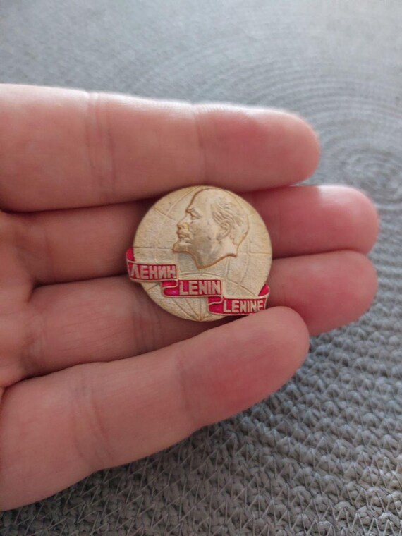 1970年代のヴィンテージ、レーニンの横顔が描かれたソ連のバッジ