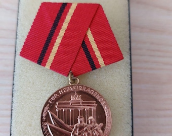 兵隊の勲章☆ ドイツ 東ドイツ民間防衛勲章 – 最高位、30年間の勤続 - Etsy 日本