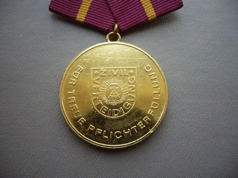 ドイツ 東ドイツ民間防衛勲章 – 最高位、30年間の勤続 - Etsy 日本