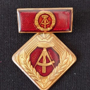 Vintage 1960s GDR DDR Badge – Original East German Socialist Collectible Pin