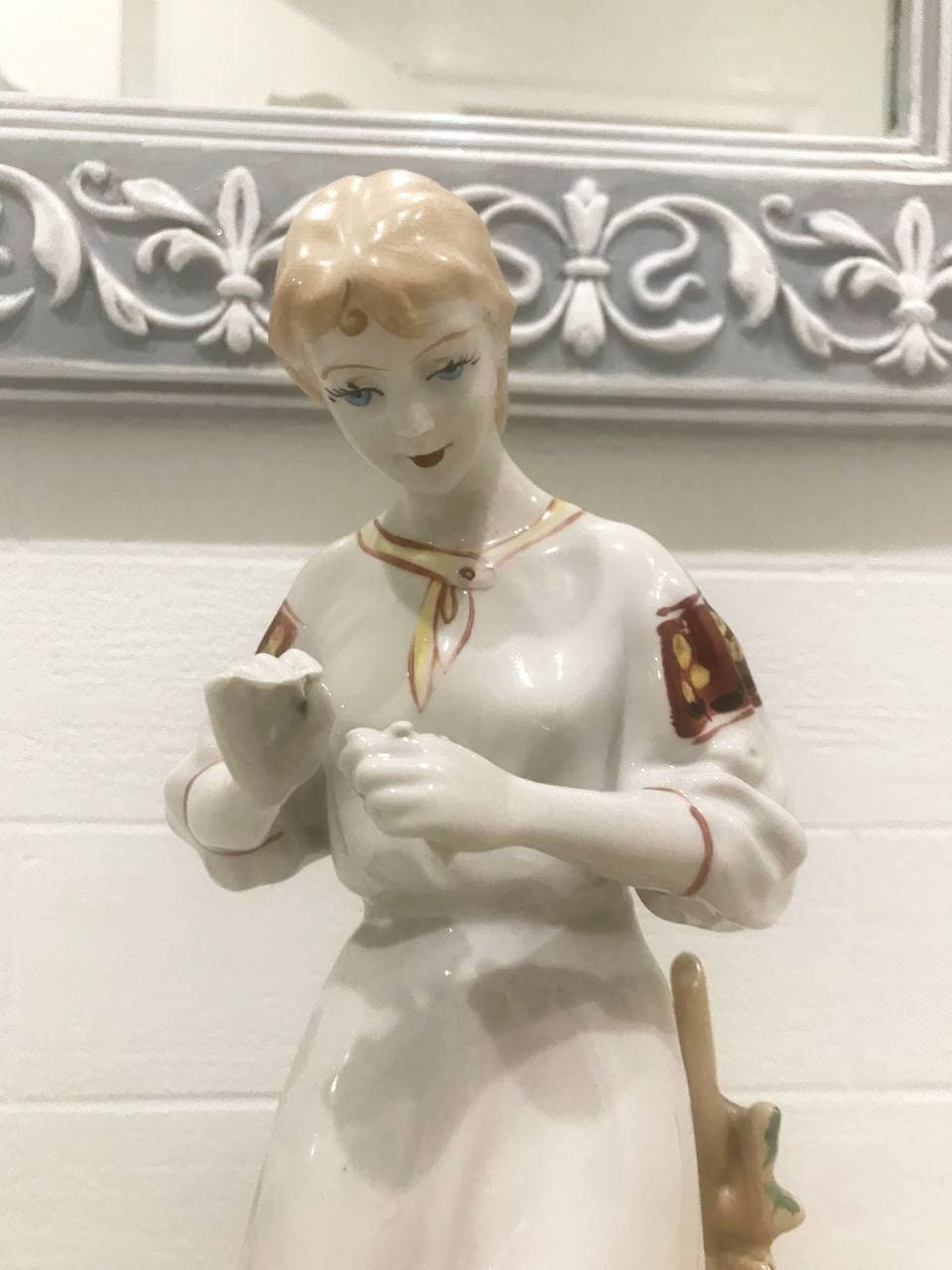 ホームアールデコ。民族衣装を着たウクライナの少女。ソ連時代の