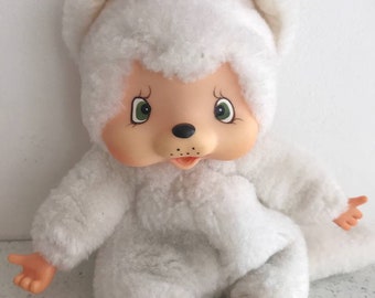 希少な70～80年代のモンチッチ子猫：かぎ針編みの衣装を着たピンクと白