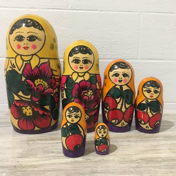 Set von 6 russischen Folk Matroschka im klassischen Stil, Volkskunst, traditionelle Souvenirs aus Russland 5 russische hölzerne Puppen
