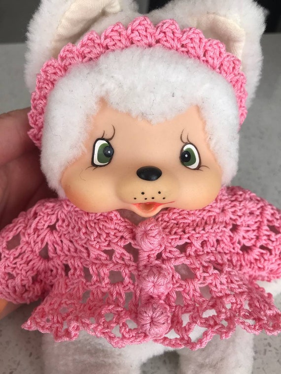 希少な70～80年代のモンチッチ子猫：かぎ針編みの衣装を着たピンクと白