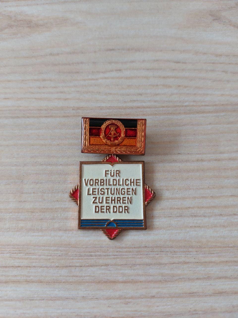 東ドイツ – 名誉バッジ「東ドイツへの奉仕における模範的な功績に対し