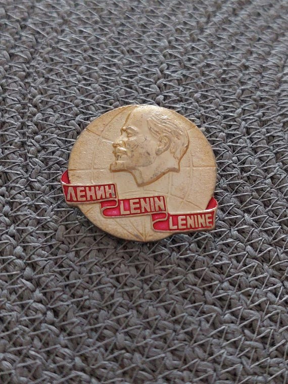 1970年代のヴィンテージ、レーニンの横顔が描かれたソ連のバッジ
