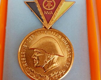 DDR Militär Silbermedaille Mit Band - Original Gebrauchte Auszeichnung Für Verdienste, Sammlerstück