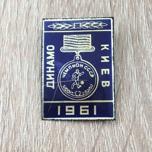 FC DYNAMO KYIV Football Club 1971 CHAMPIONS Vintage PIN ÉPINGLETTE PINBACK